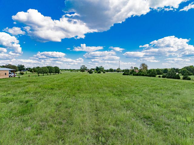 8 Thornhill Drive, Greenville, TX 75401