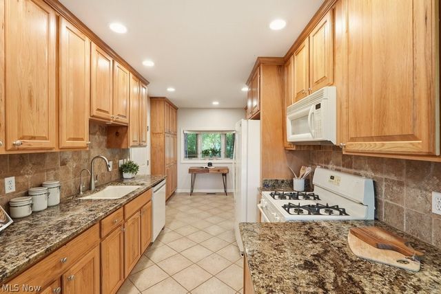 881 Gaylord Grove Road, Cuyahoga Falls, OH 44221