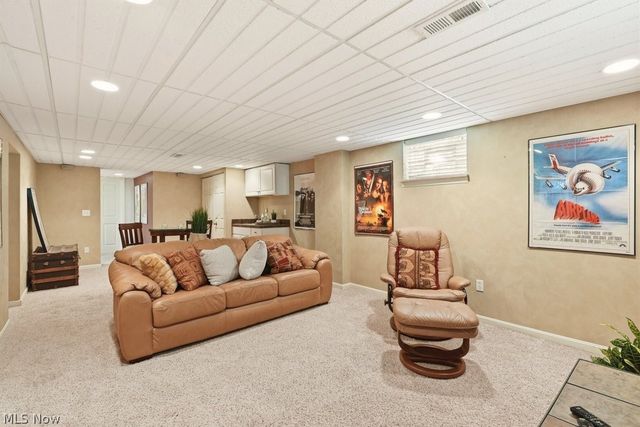 881 Gaylord Grove Road, Cuyahoga Falls, OH 44221