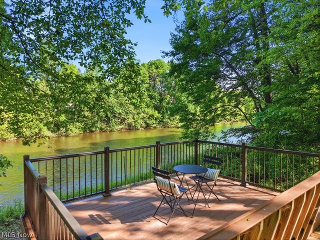 881 Gaylord Grove Road, Cuyahoga Falls, OH 44221