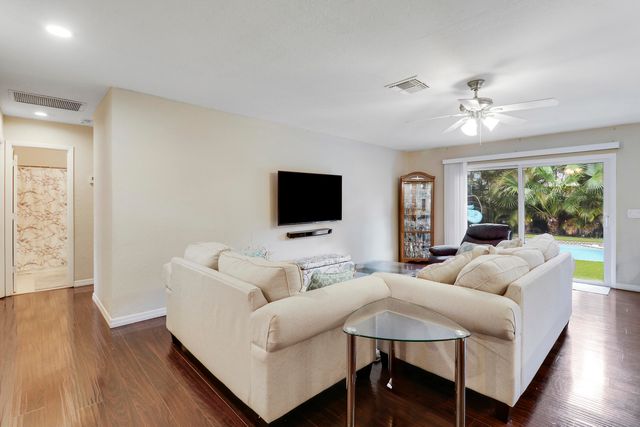 124 Rosewood Circle, Jupiter, FL 33458