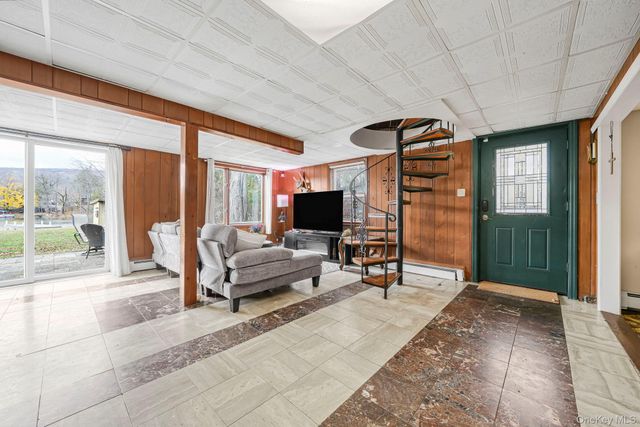 25 Teneyck Avenue, Greenwood Lake, NY 10925