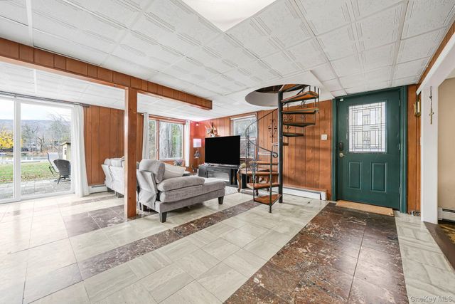 25 Teneyck Avenue, Greenwood Lake, NY 10925