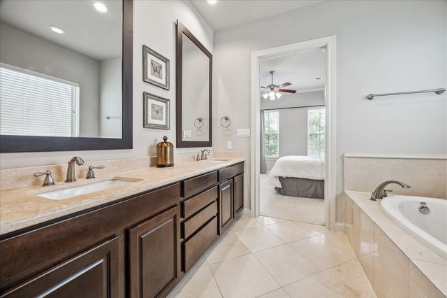 2048 Fannin Station S, Houston, TX 77045