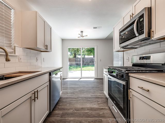 4305 S 1st Place, Broken Arrow, OK 74011