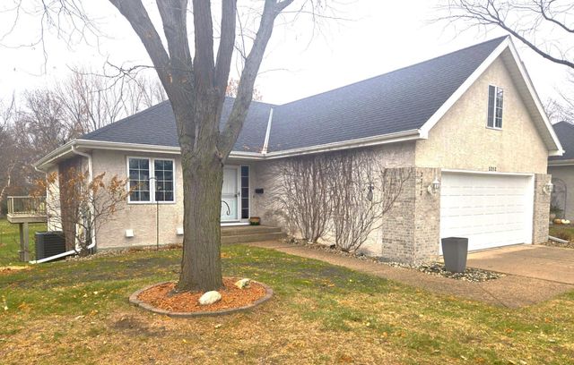 2212 10th Avenue SE, Willmar, MN 56201