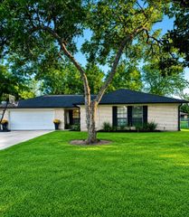 1457 Camellia Drive, Sweeny, TX 77480