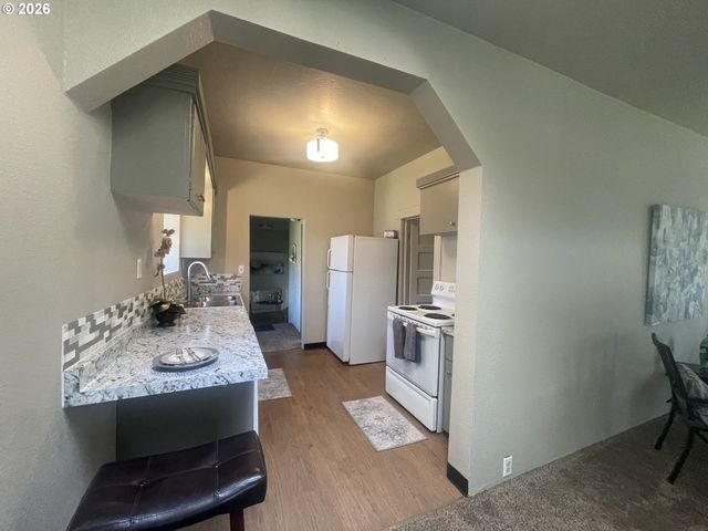 3621 E AMAZON Dr, Eugene, OR 97405