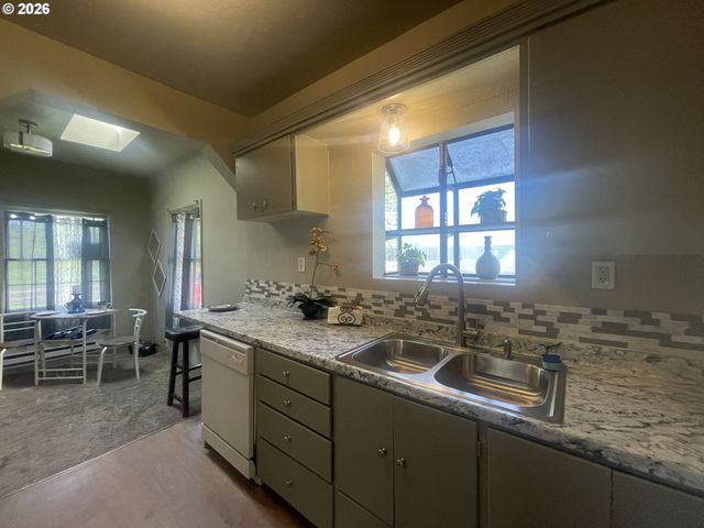 3621 E AMAZON Dr, Eugene, OR 97405