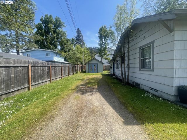 3621 E AMAZON Dr, Eugene, OR 97405