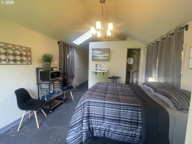 3621 E AMAZON Dr, Eugene, OR 97405