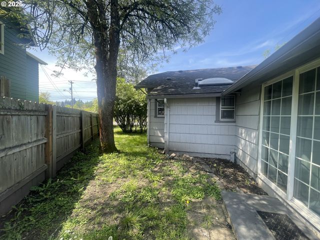 3621 E AMAZON Dr, Eugene, OR 97405