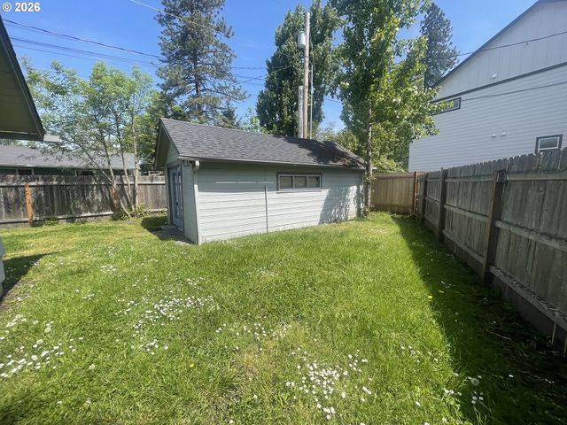 3621 E AMAZON Dr, Eugene, OR 97405