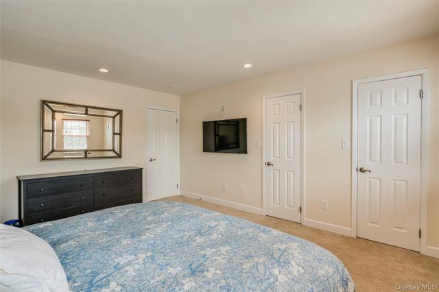 100 Woodlake Drive W, Woodbury, NY 11797