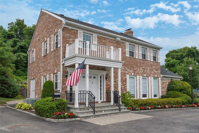 100 Woodlake Drive W, Woodbury, NY 11797