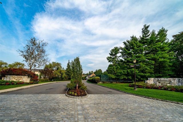 100 Woodlake Drive W, Woodbury, NY 11797