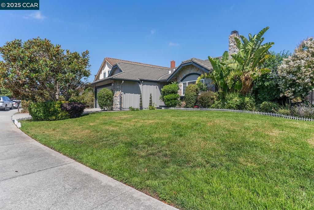 Image 2 of property listing at 265 Woodbridge Cir, San Mateo, CA 94403