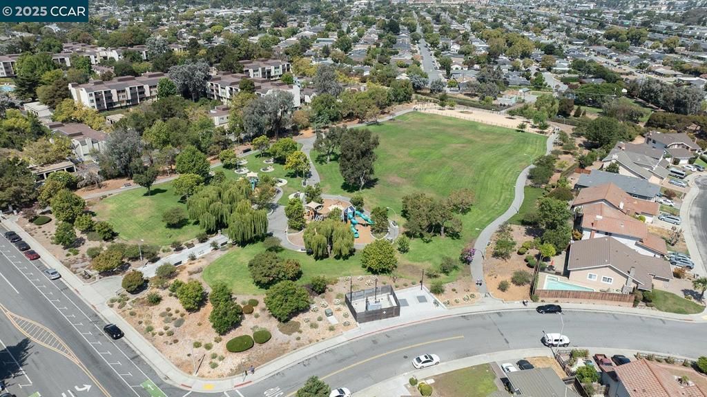 Image 42 of property listing at 265 Woodbridge Cir, San Mateo, CA 94403