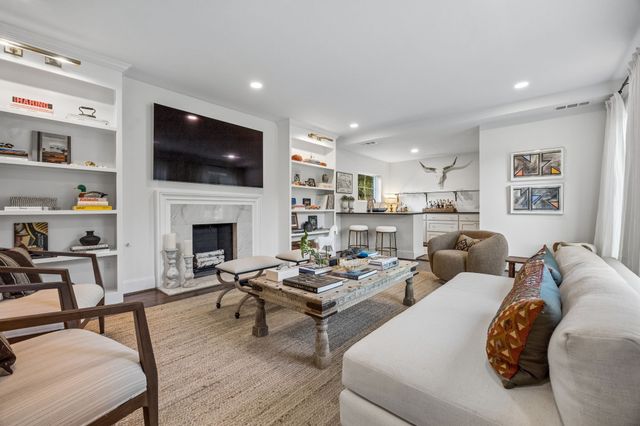6839 Gaston Avenue, Dallas, TX 75214