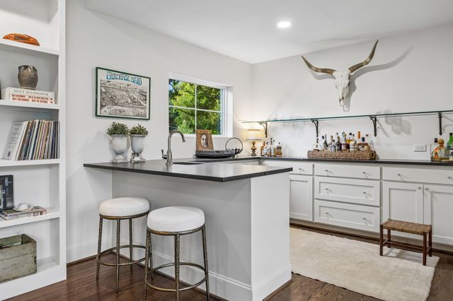 6839 Gaston Avenue, Dallas, TX 75214