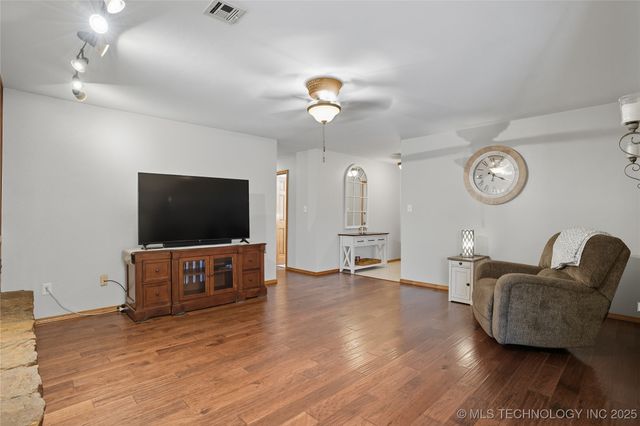 1503 Briarwood Lane, Henryetta, OK 74437