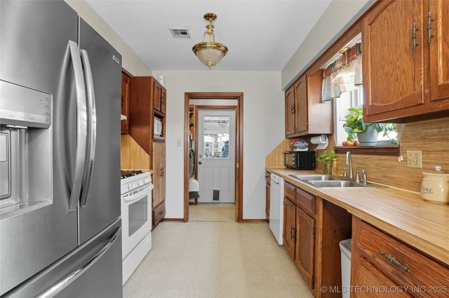 1503 Briarwood Lane, Henryetta, OK 74437