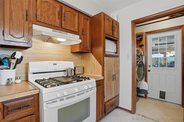 1503 Briarwood Lane, Henryetta, OK 74437