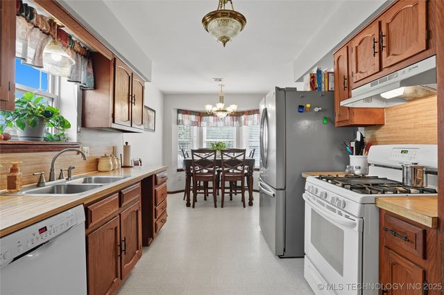 1503 Briarwood Lane, Henryetta, OK 74437