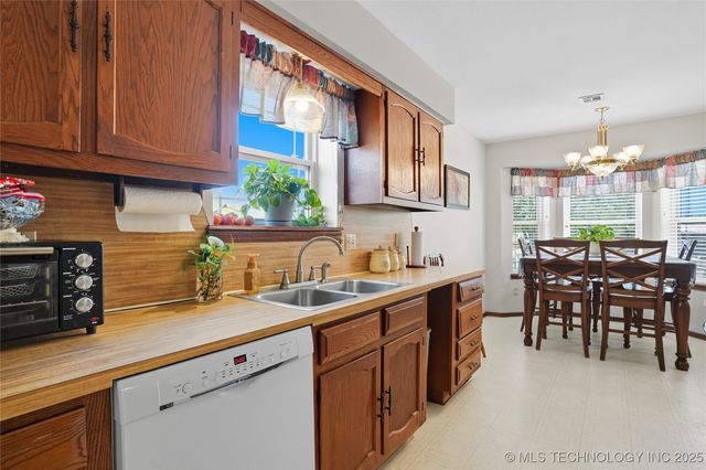 1503 Briarwood Lane, Henryetta, OK 74437