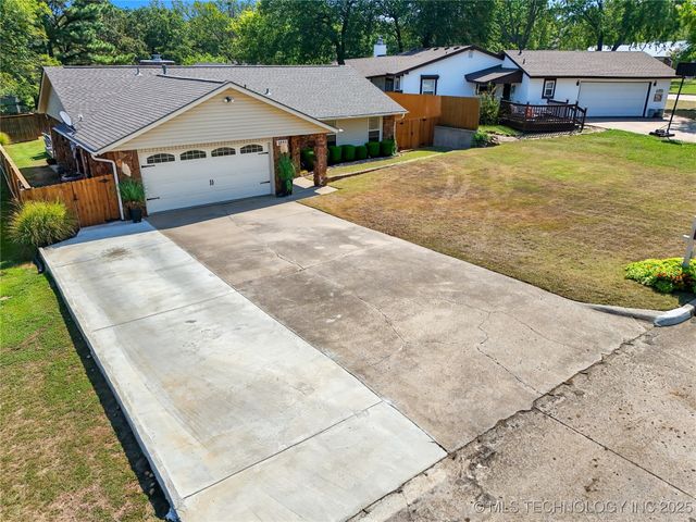 1503 Briarwood Lane, Henryetta, OK 74437