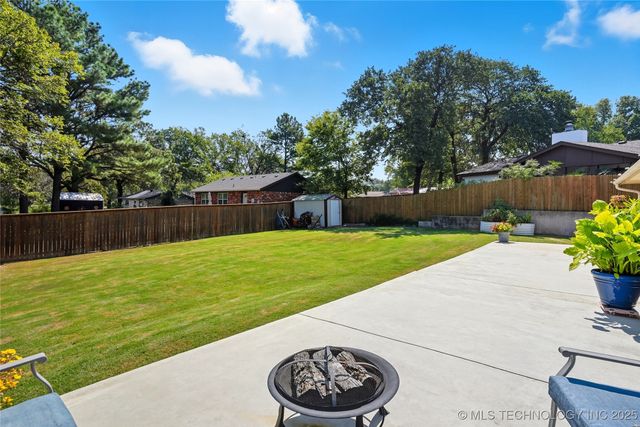 1503 Briarwood Lane, Henryetta, OK 74437