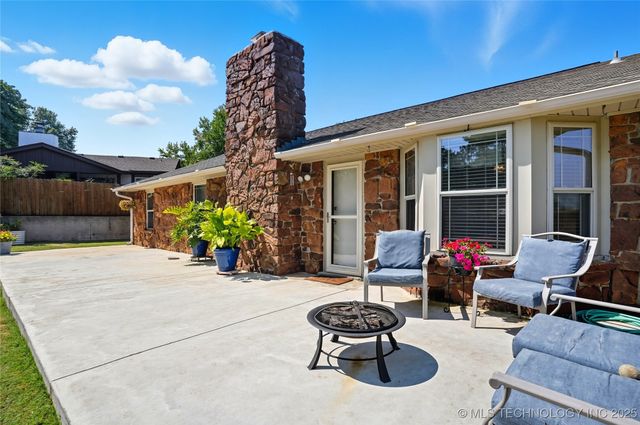 1503 Briarwood Lane, Henryetta, OK 74437