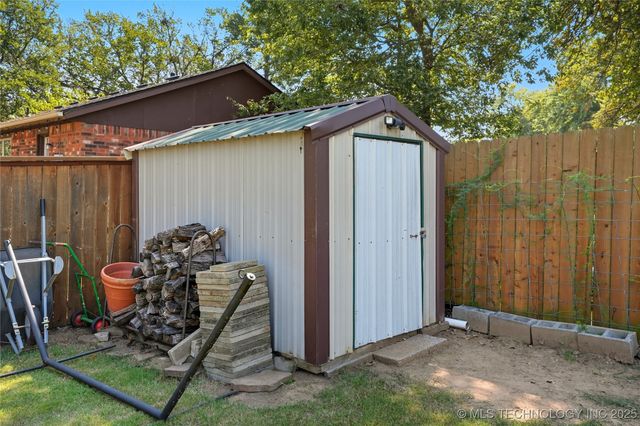 1503 Briarwood Lane, Henryetta, OK 74437