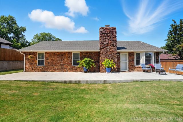 1503 Briarwood Lane, Henryetta, OK 74437