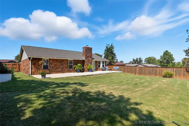 1503 Briarwood Lane, Henryetta, OK 74437