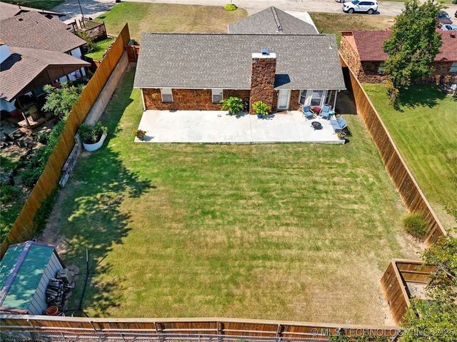 1503 Briarwood Lane, Henryetta, OK 74437