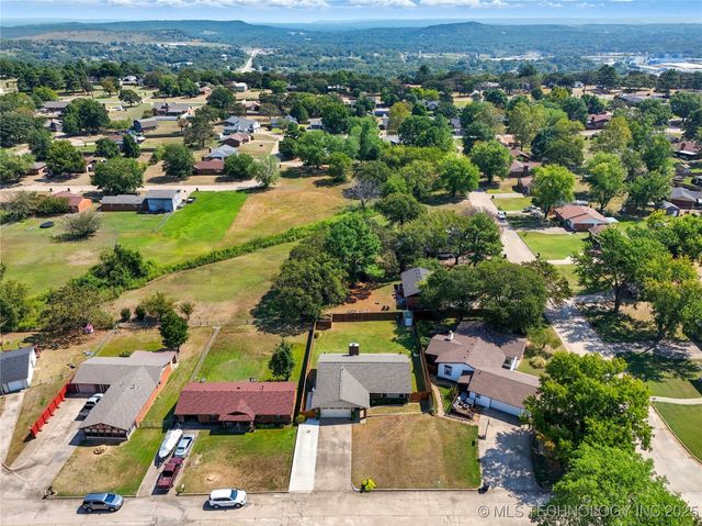 1503 Briarwood Lane, Henryetta, OK 74437