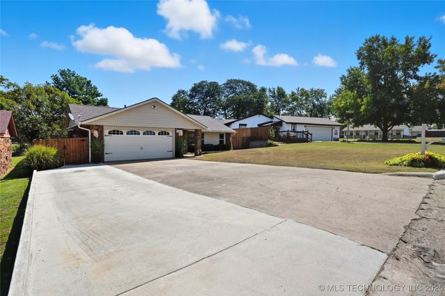 1503 Briarwood Lane, Henryetta, OK 74437