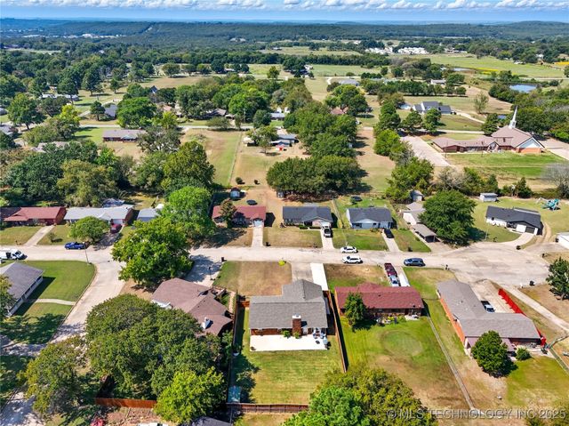 1503 Briarwood Lane, Henryetta, OK 74437