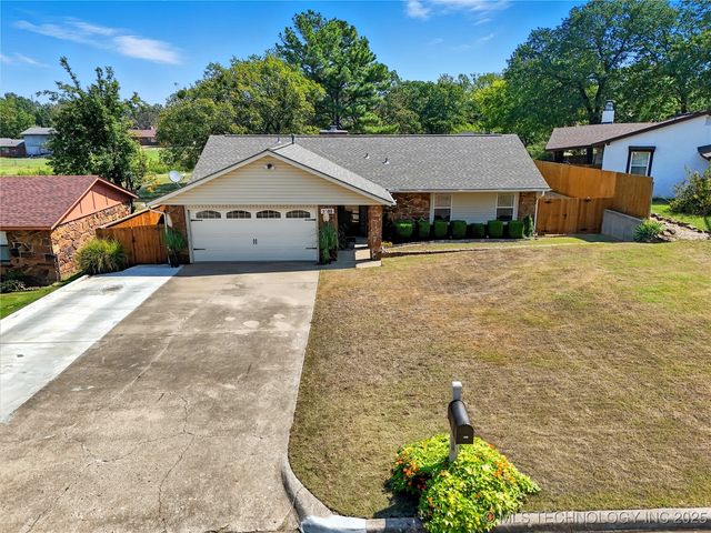 1503 Briarwood Lane, Henryetta, OK 74437