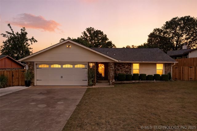 1503 Briarwood Lane, Henryetta, OK 74437