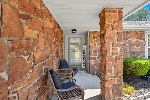 1503 Briarwood Lane, Henryetta, OK 74437