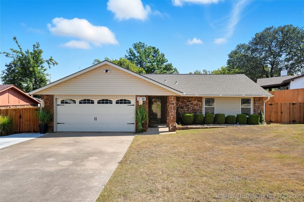 1503 Briarwood Lane, Henryetta, OK 74437