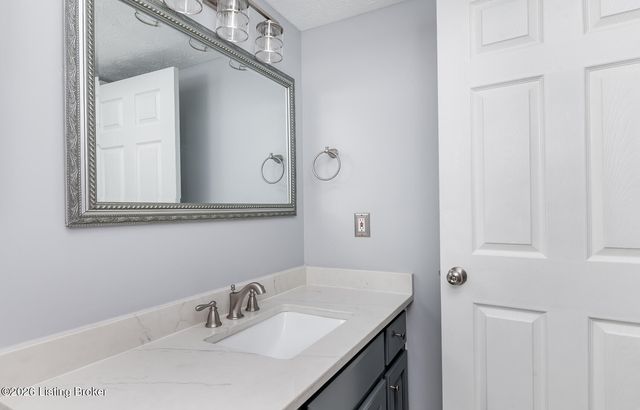 49 N Country Dr, Shelbyville, KY 40065