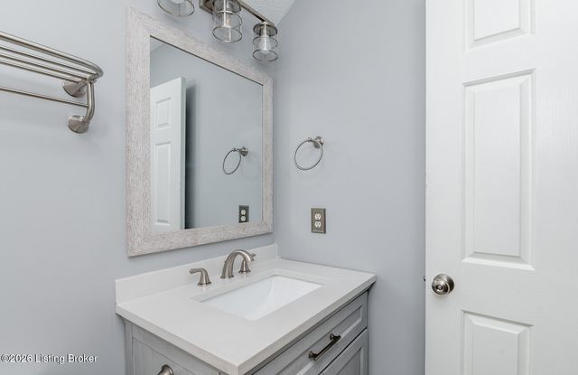 49 N Country Dr, Shelbyville, KY 40065