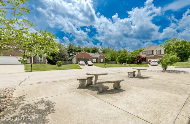 49 N Country Dr, Shelbyville, KY 40065