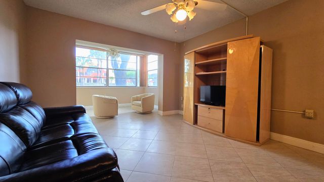 3140 Holiday Springs Boulevard 9-101, Margate, FL 33063