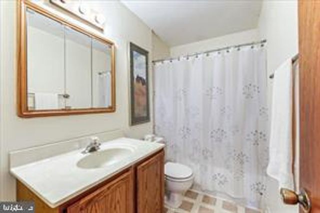 261 OAKFIELD DR, Newark, DE 19713