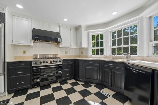10 Delwick Ln, Millburn Twp., NJ 07078