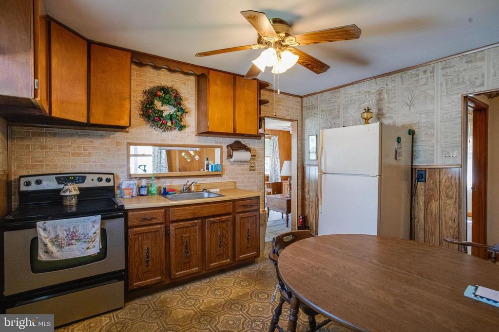 Image 8 of property listing at 802 WISE AVE, Baltimore, MD 21222